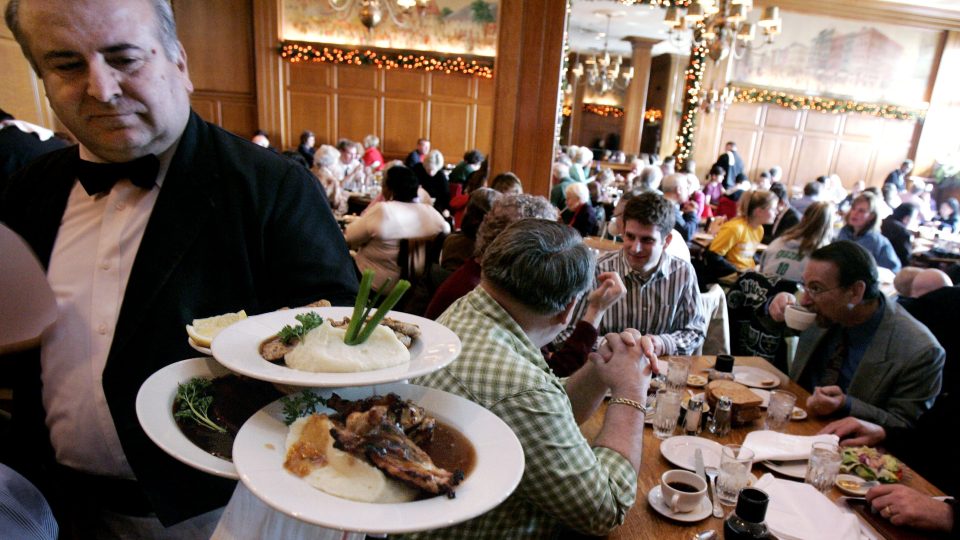 To fight inflation, restaurants get creative with menus, portions | NPR’s Marketplace