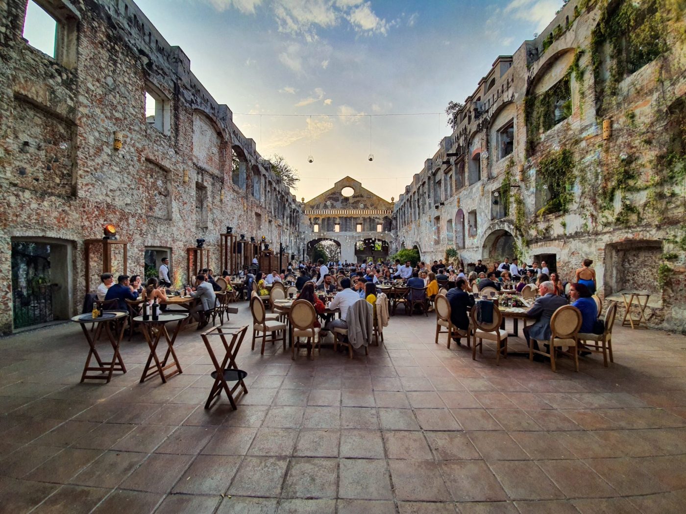 restaurant-consulting-playground-hospitality-andres-medecigo-fqLYXaAqKZ4-unsplash-scaled-1-1400x1050-1